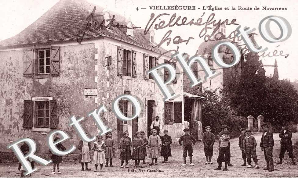 L&#039;eglise et la route de Navarrenx