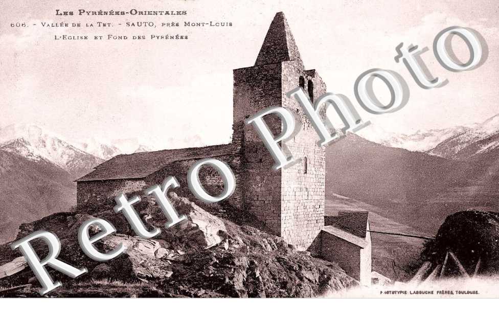 l&#039;Eglise et fond des pyrenees