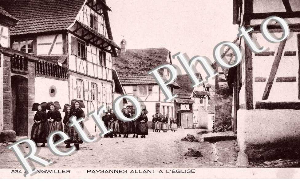 Paysannes allant à l&#039;église
