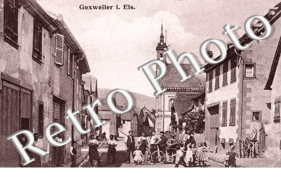 Rue avec passants, eglise en fond