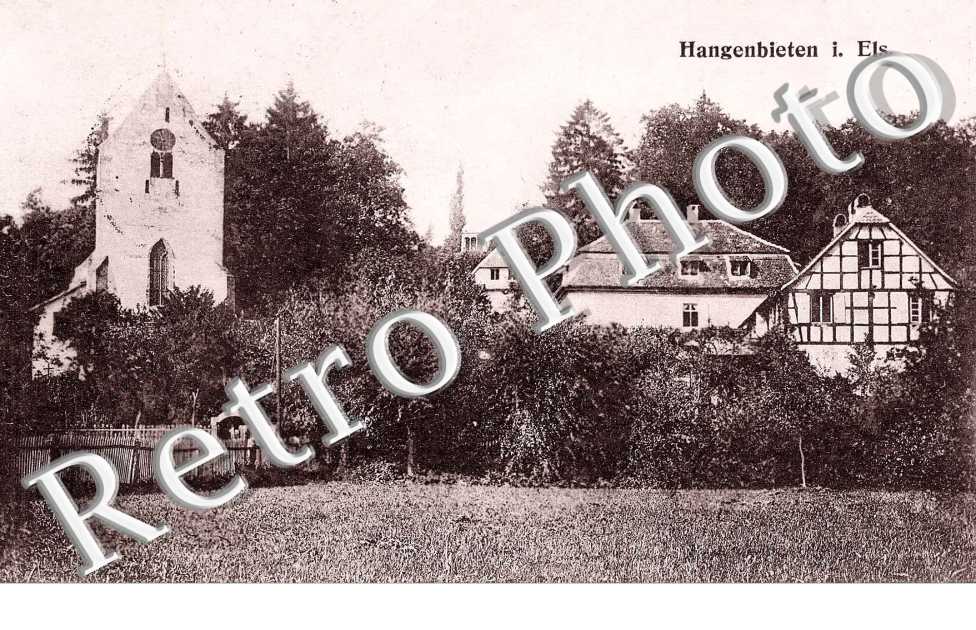 Vue générale avec l&#039;église en fond