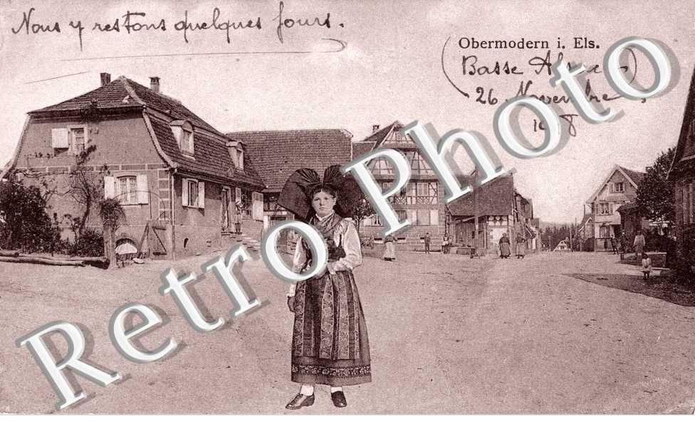 Une Alsacienne dans une rue
