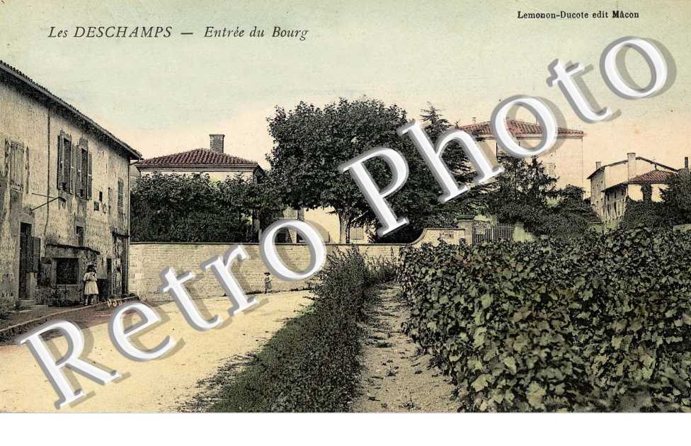 Les Deschamps entree du bourg
