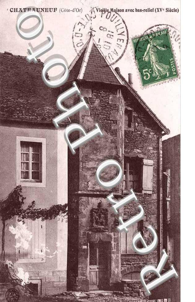 Vieille maison avec bas-relief