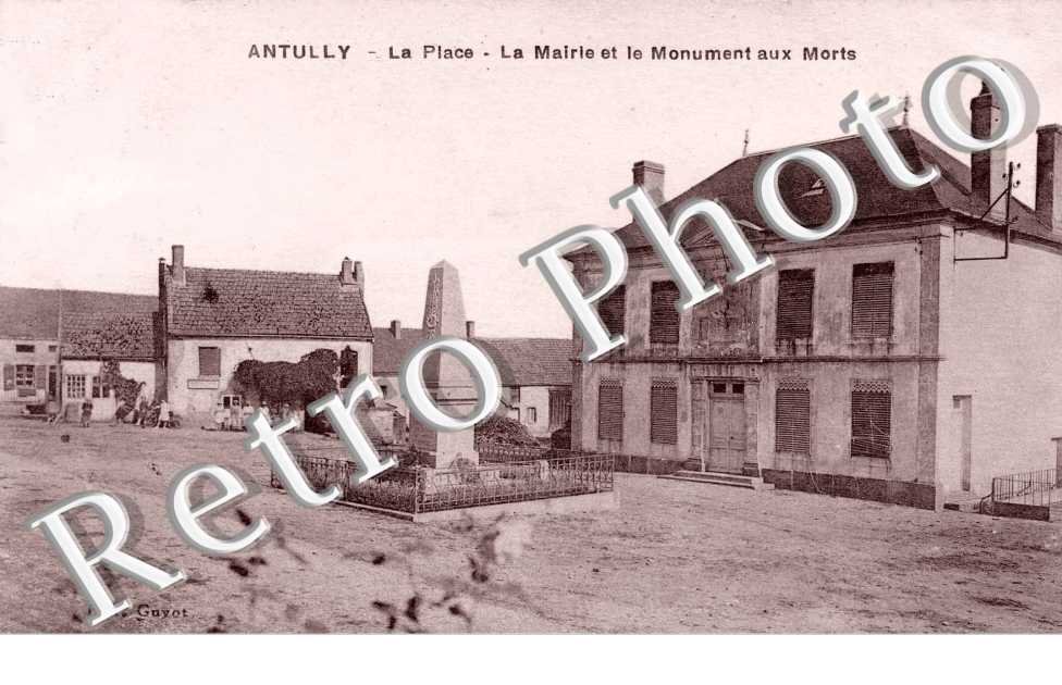 La Place, La Mairie et le Monument aux Morts