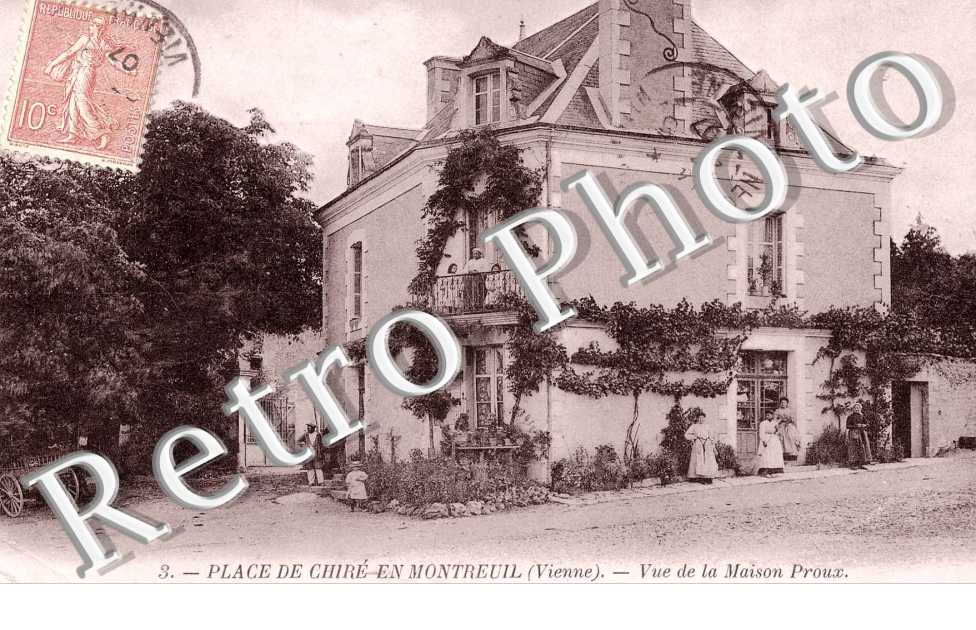 Place de Chire-en-Montreuil, Vue de la Maison Proux