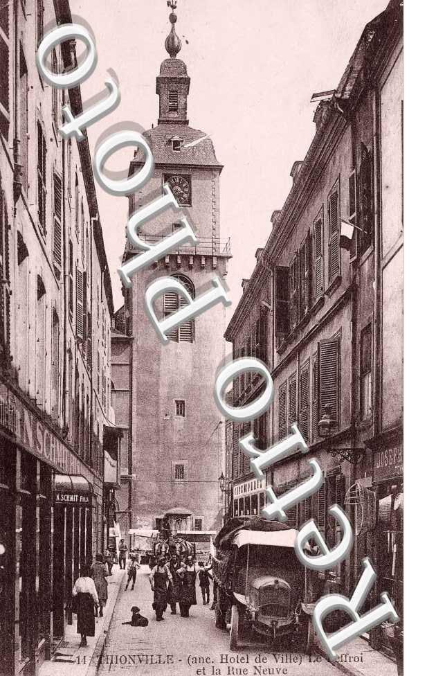 le Beffroi et la rue Neuve