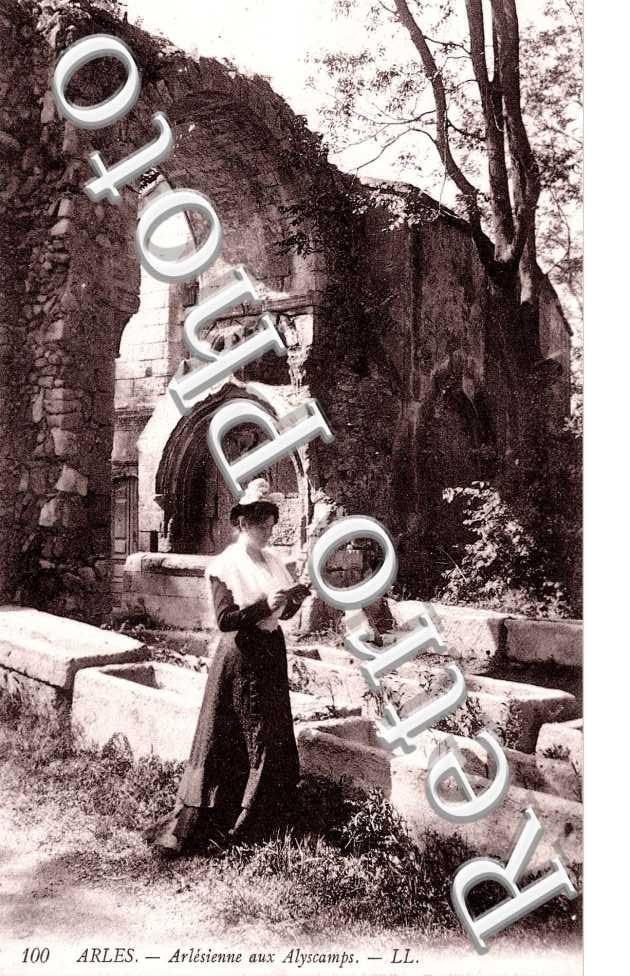 Arlesienne aux Alyscamps