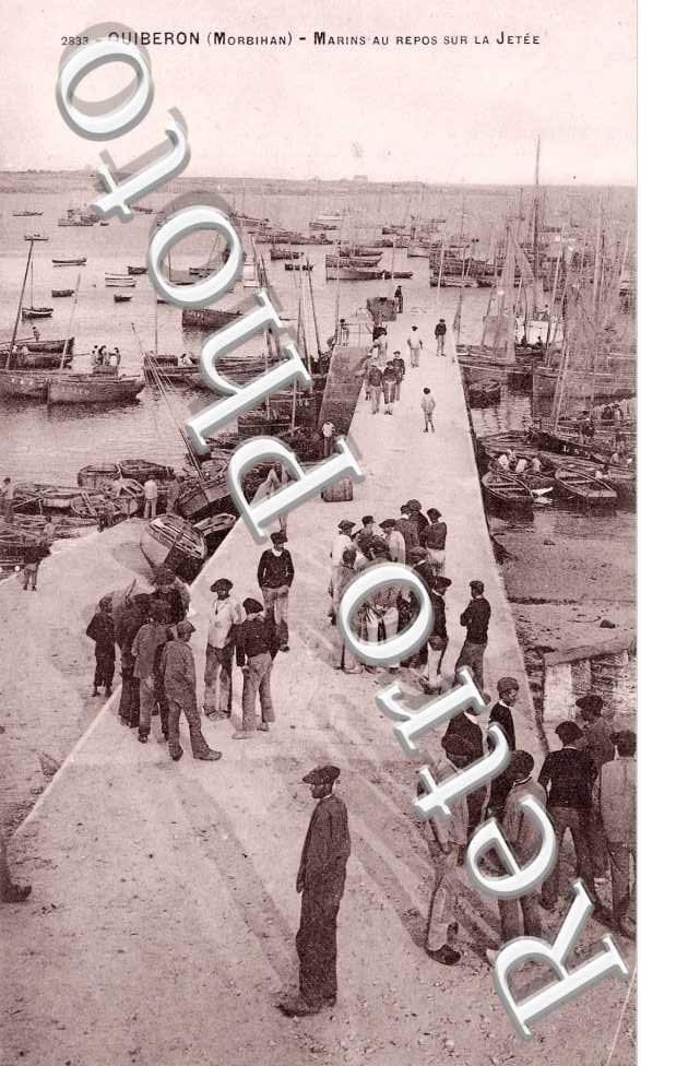 Marins au repos sur la jetee
