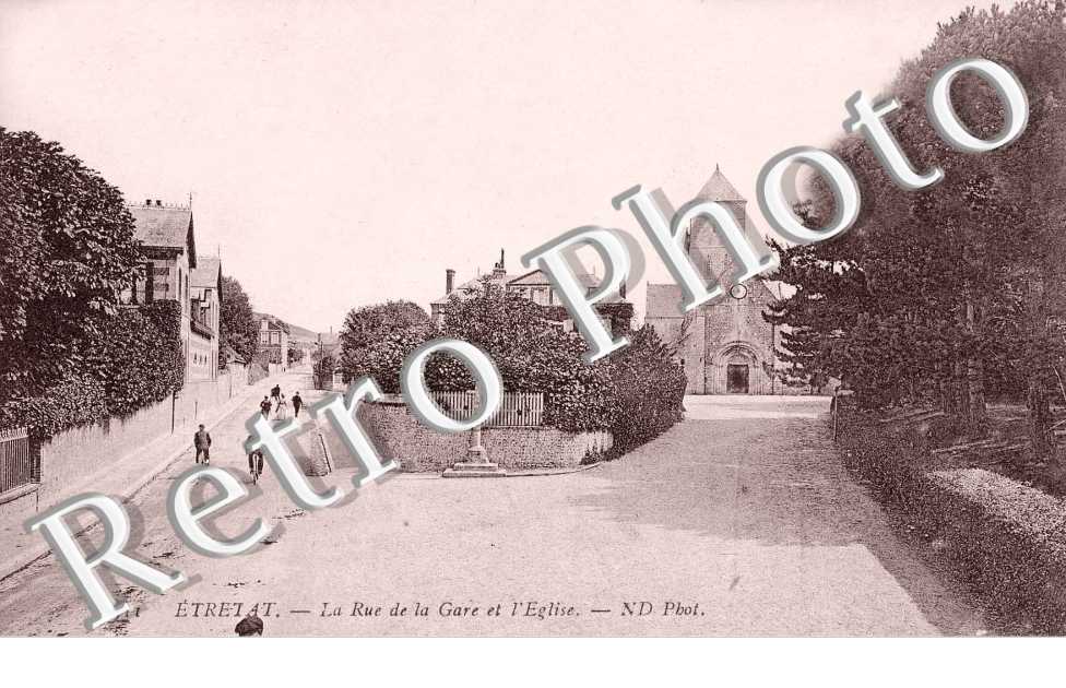 La rue de la gare et l&#039;eglise