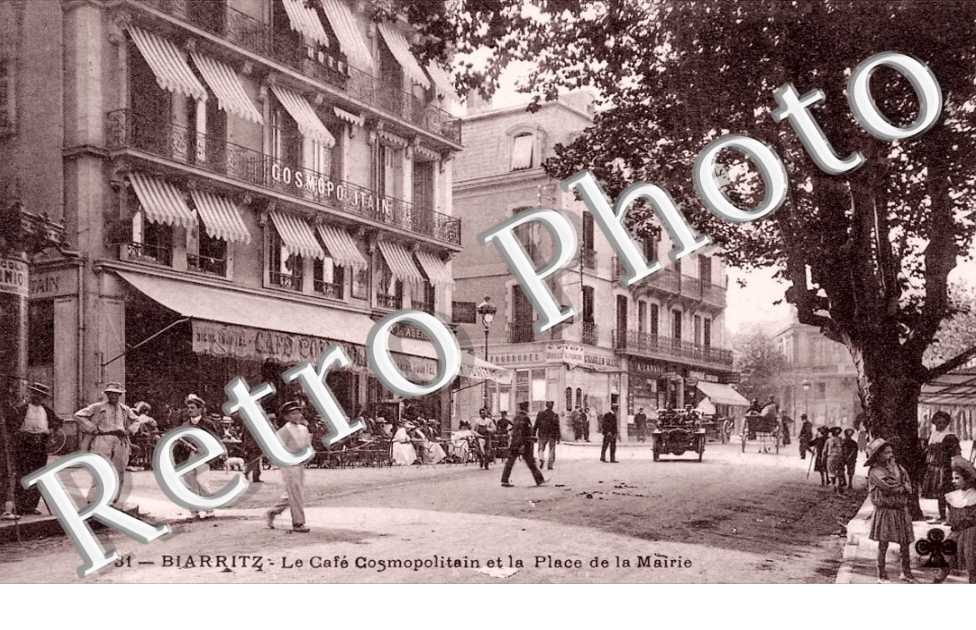 le Cafe Cosmopolitain et Place de la Mairie