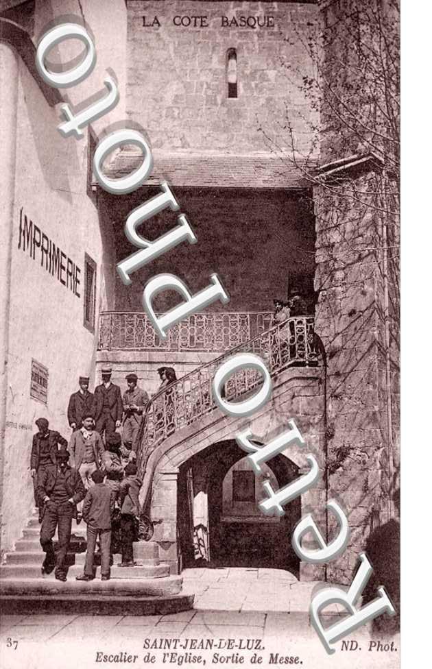 Escalier de l&#039;Eglise, Sortie de la Messe