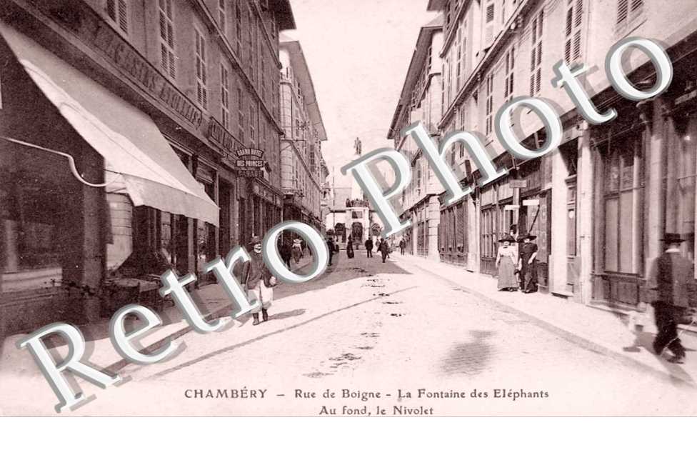 Rue de Boigne - La fontaine des elephants. Au fond, le Nivolet.