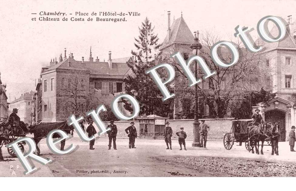 Place de l&#039;Hotel de Ville et Chateau de Costa de Beauregard