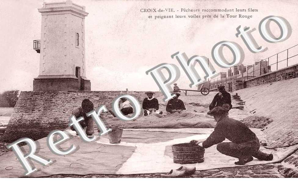Pecheurs remontant leurs filets et peignant leurs voiles près de la tour Rouge