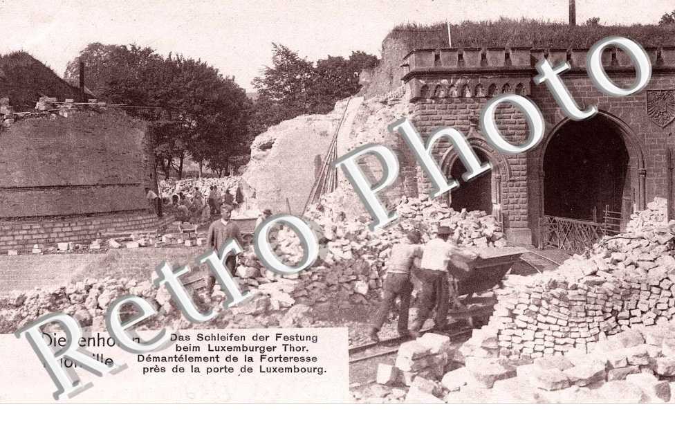Dementelement de la forteresse pres de la porte de Luxembourg