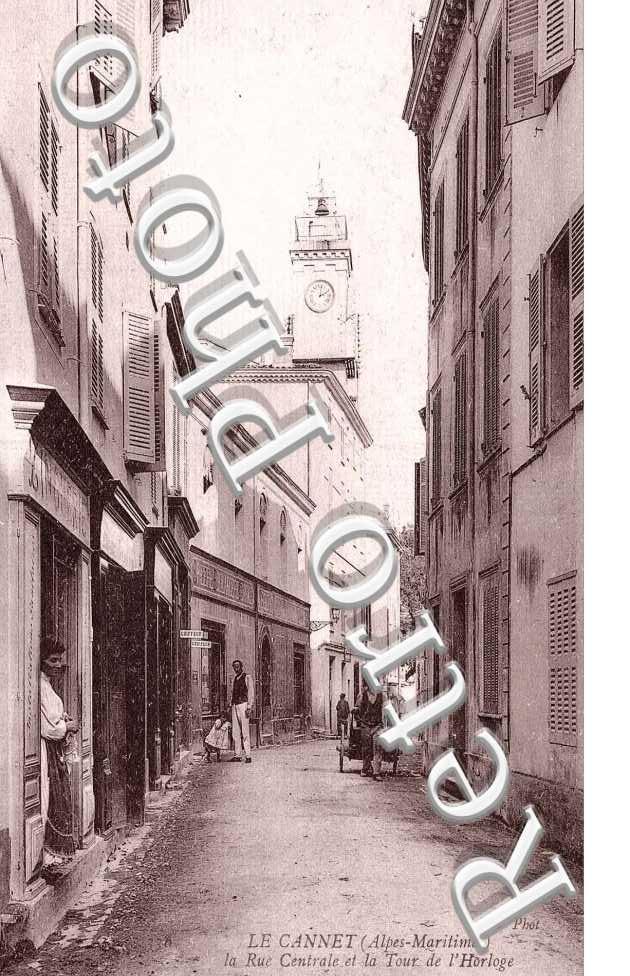 la rue centrale et la Tour de l&#039;Horloge