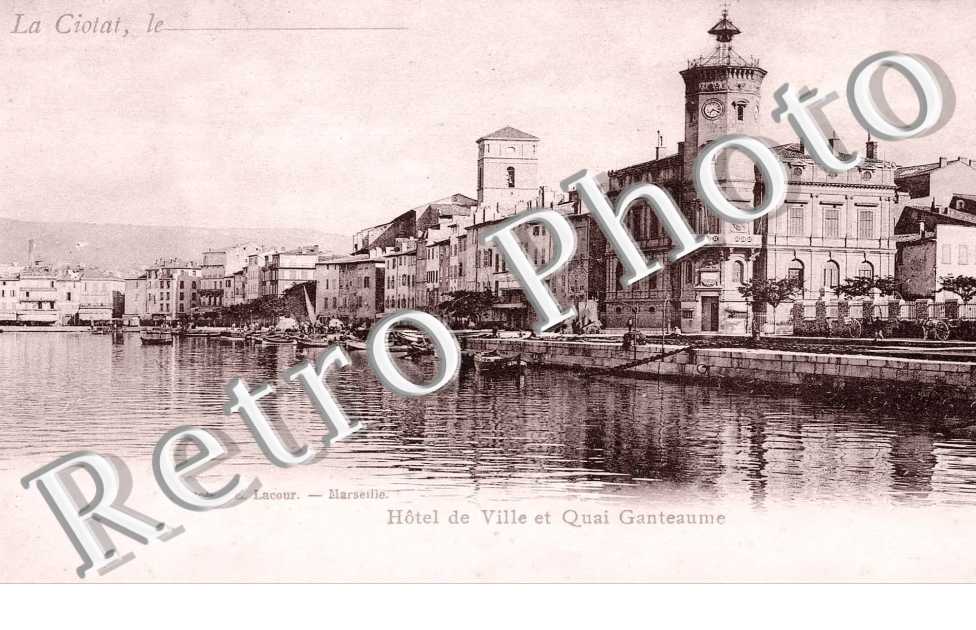 Hotel de ville et quai Ganteaume