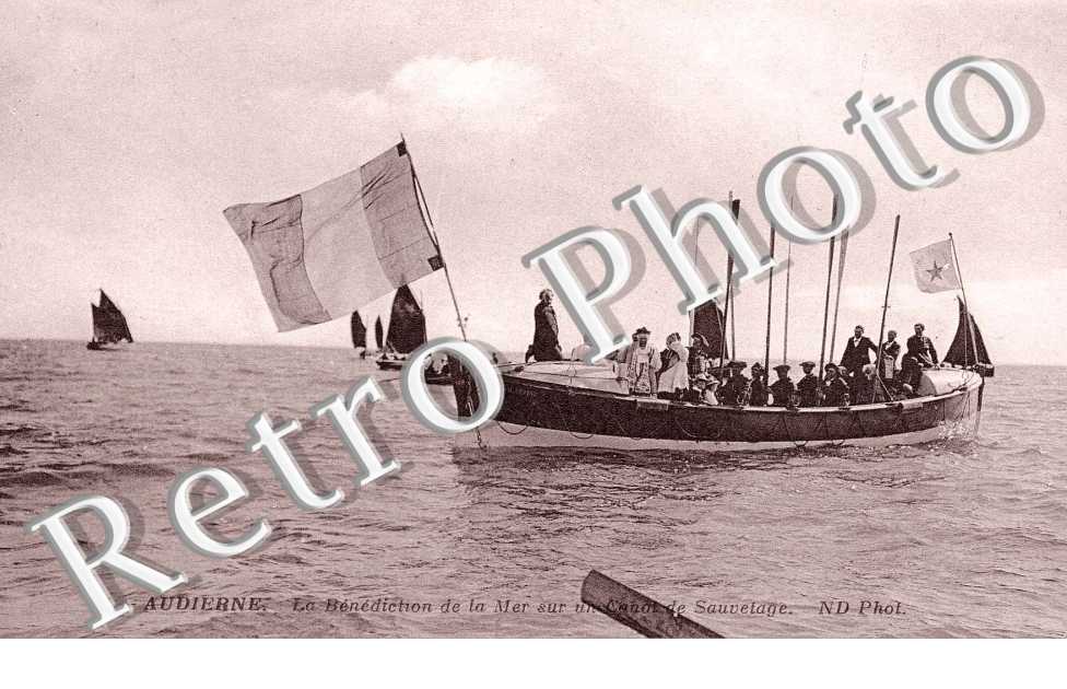 la benediction de la mer sur le canot de sauvetage
