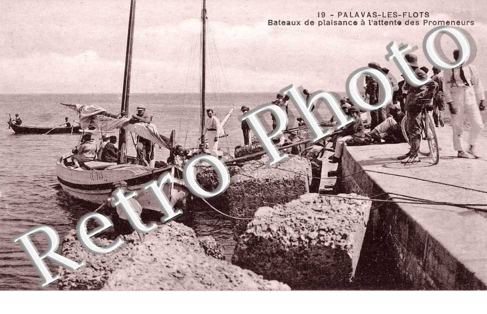 Bateaux de plaisance a l'attente des promeneurs