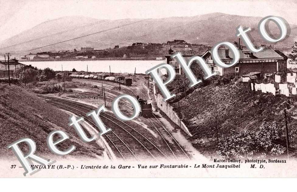 l&#039;entree de la gare. Le Mont Jasquibel. Vue sur Fontarrabie