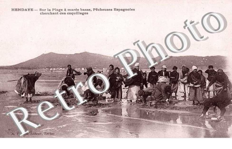 sur la plage a maree basse, pecheuses espgnoles cherchant des coquillages