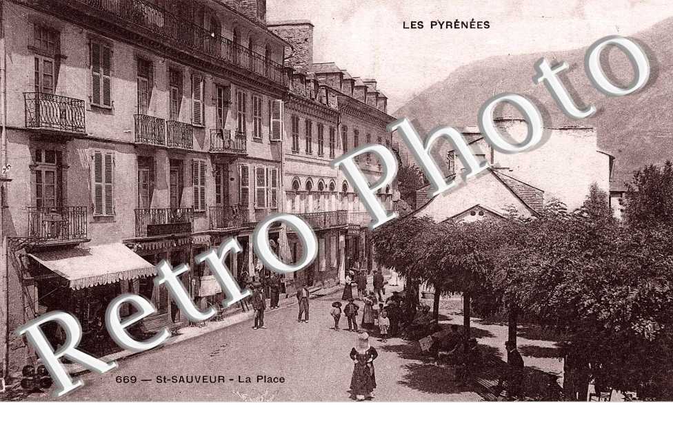 Saint Sauveur - la Place