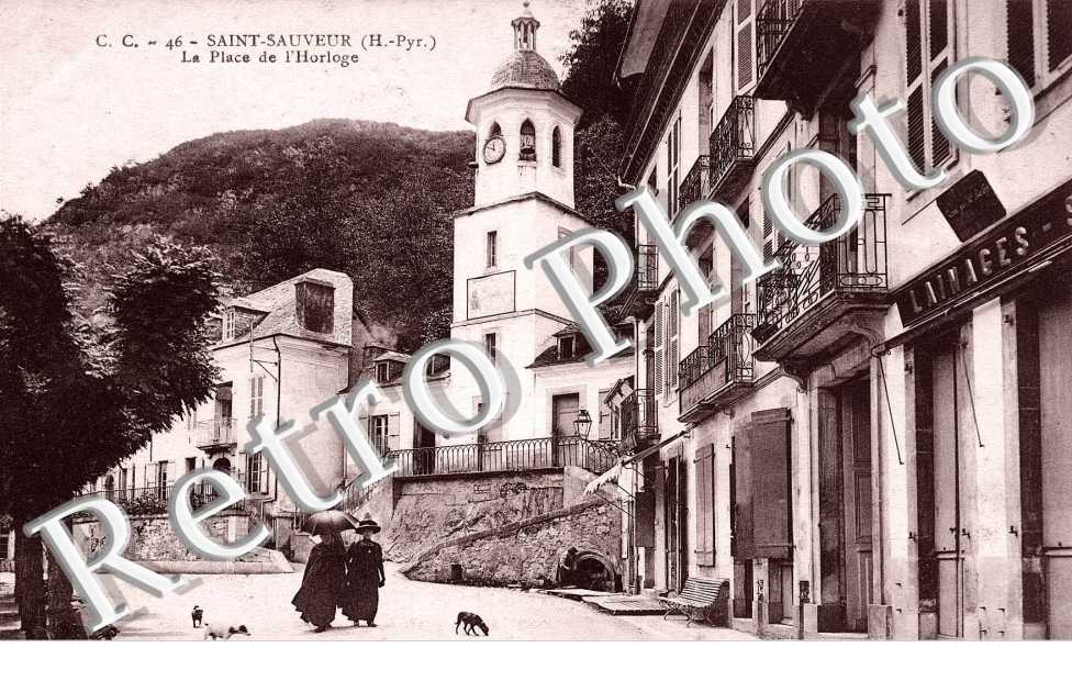 Saint Sauveur - la Place de l&#039;Horloge