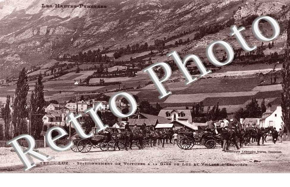 Stationnement de voiture a la gare de Luz et le village d&#039;Esquieze