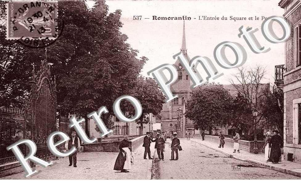 l&#039;enree du square et le pont