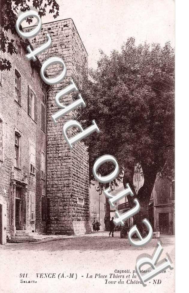 La Place Thiers et la tour du chateau