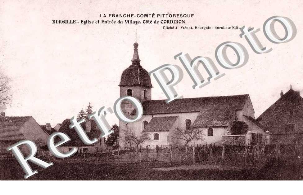 Eglise et entree du village