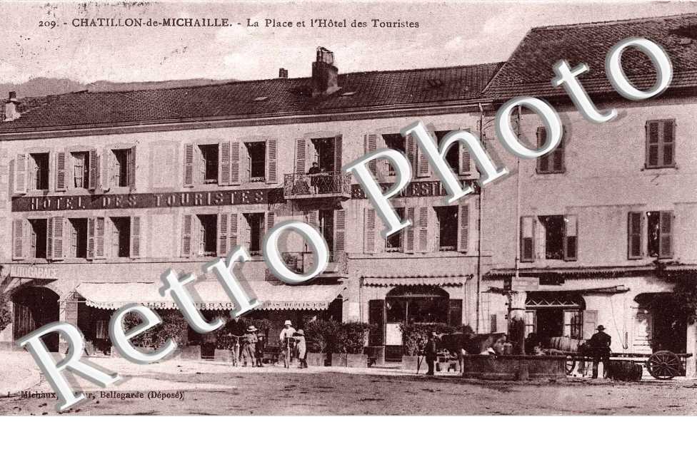 la place et l&#039;hotel des touristes