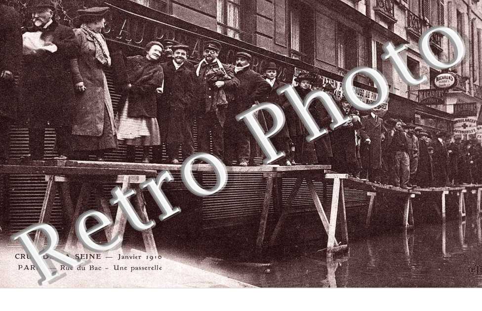 Crue de la Seine, Rue du Bac, une passerelle