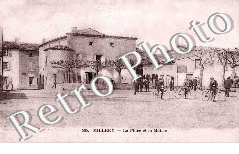 La place et la mairie