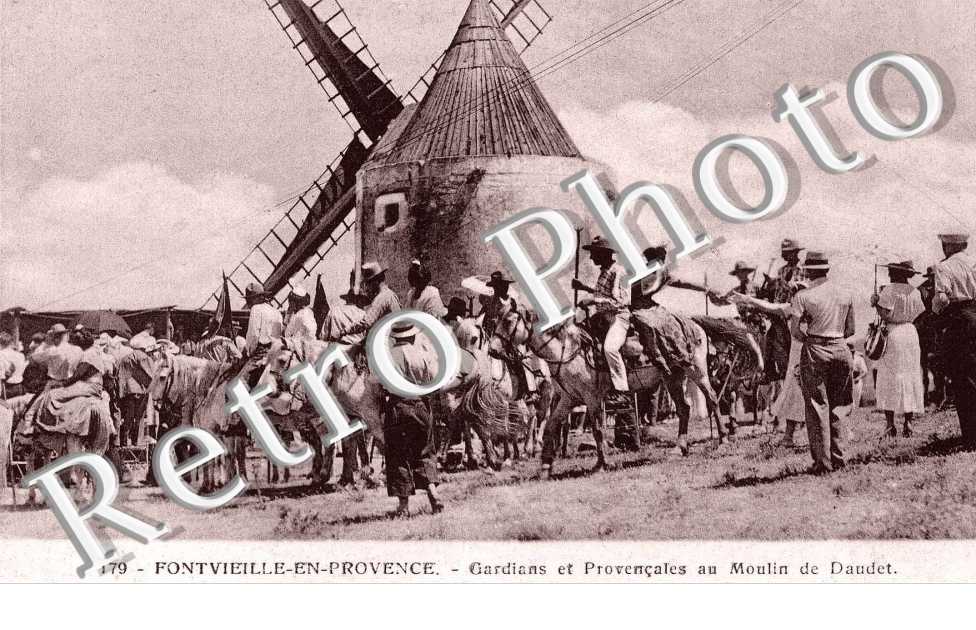gardians et Provencales au moulin de Daudet