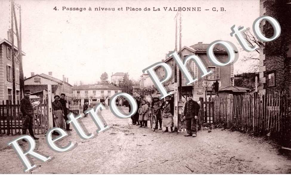 passage a niveau et place de La Valbonne