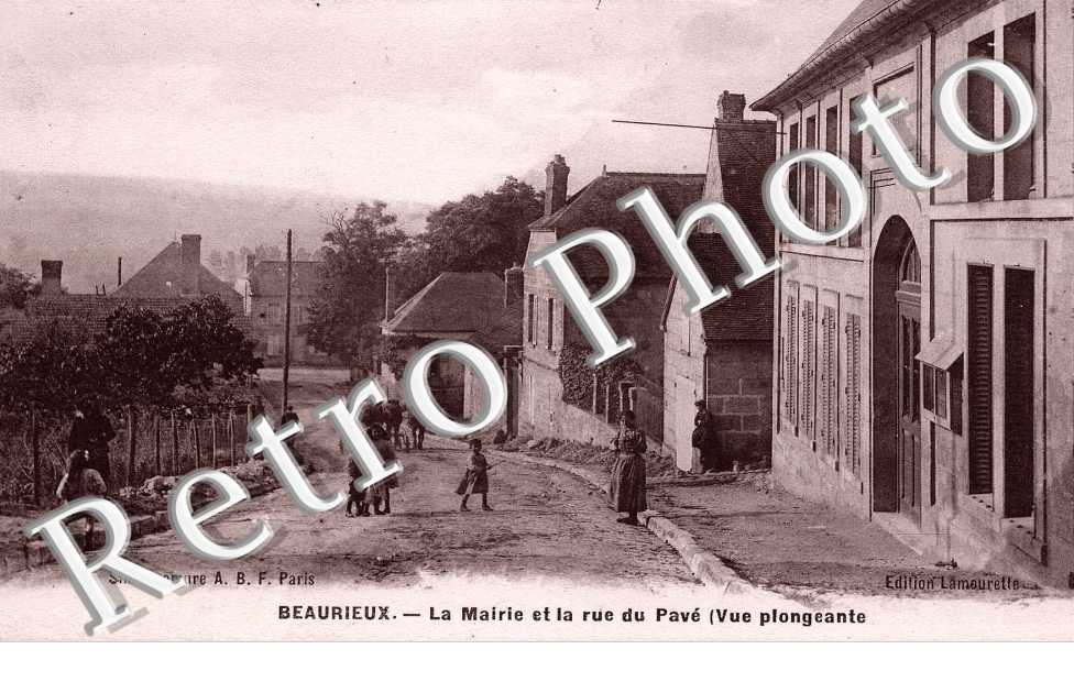 la mairie et la rue du Pave