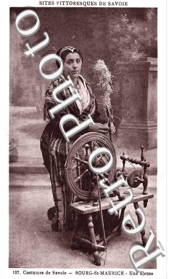 Costumes de savoie - Une fileuse