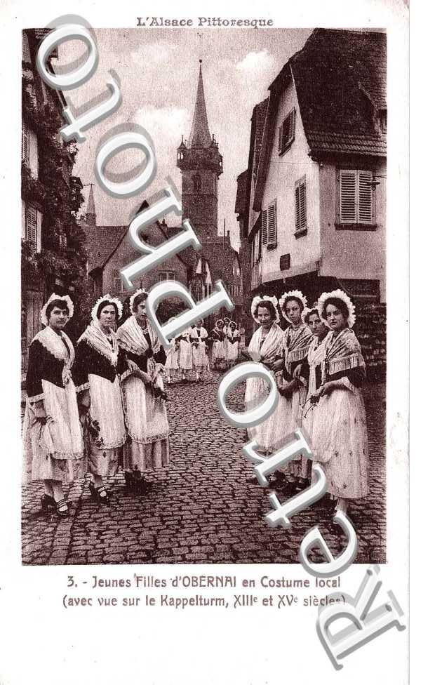 Jeunes filles en costume local (avec vue sur le Kappelturm, XIIIe et XVe siecles)