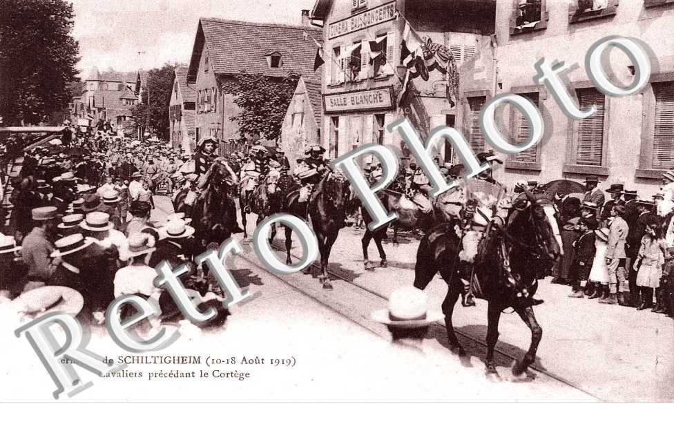 cavaliers precedant le cortege