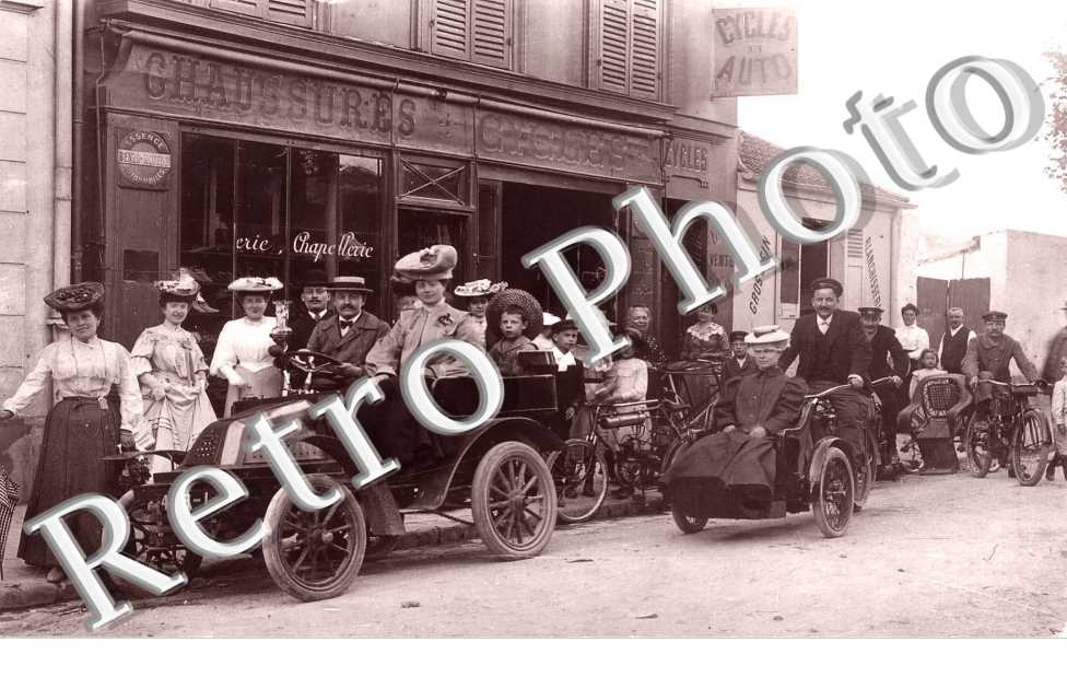 voitures devant magasin de chaussures