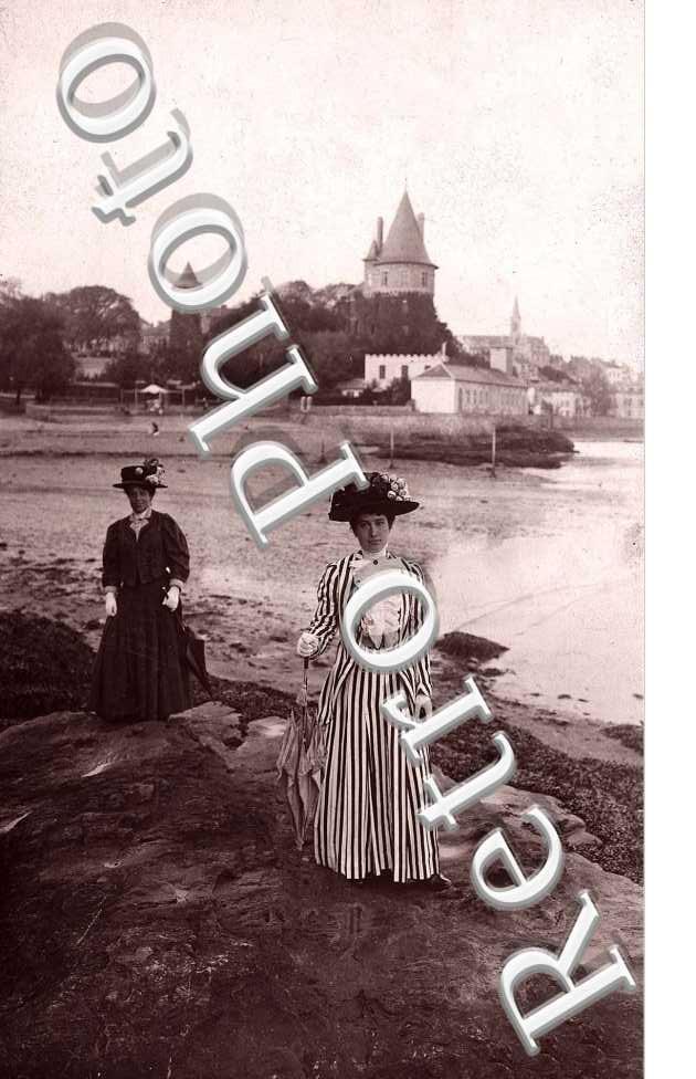 (2 femmes costume et chapeau)