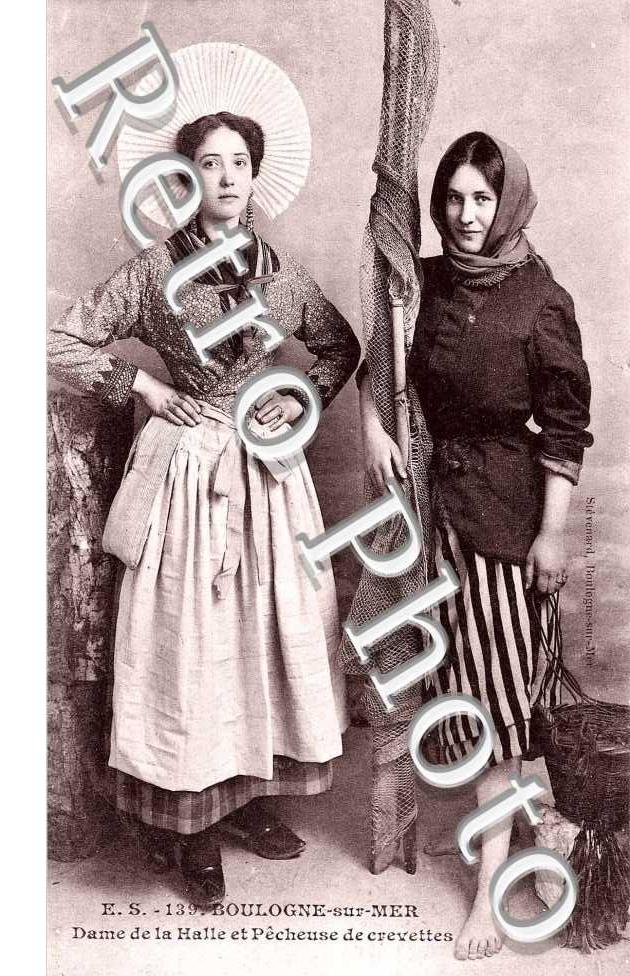 DAME DE LA HALLE ET PECHEUSE DE CREVETTES