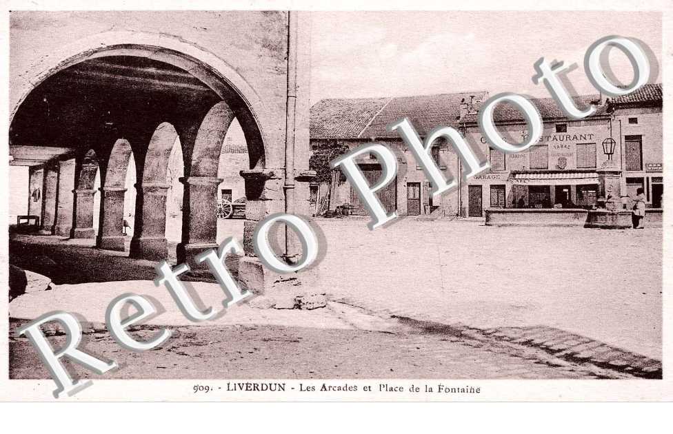 les Arcades et Place de la Fontaine