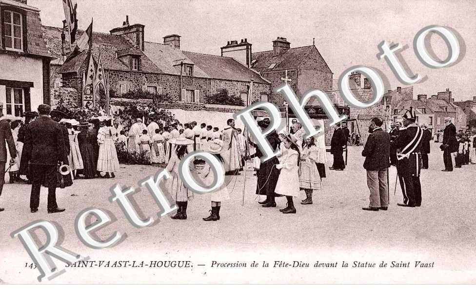 Procession de la Fete-Dieu devant la statue de Saint Vaast