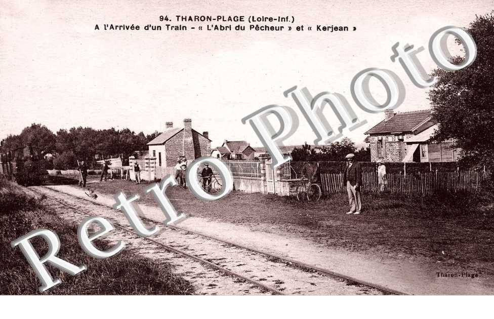 Tharon Plage - a l'arrivee d'un train - "L'Abri du Pecheur" et "Kerjean"
