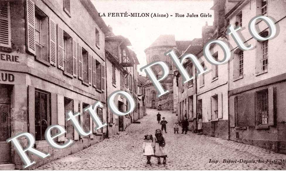 Vieux Chateau, Mairie et Place du Mail
