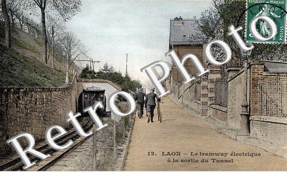 Le tramway electrique a la sortie du tunnel