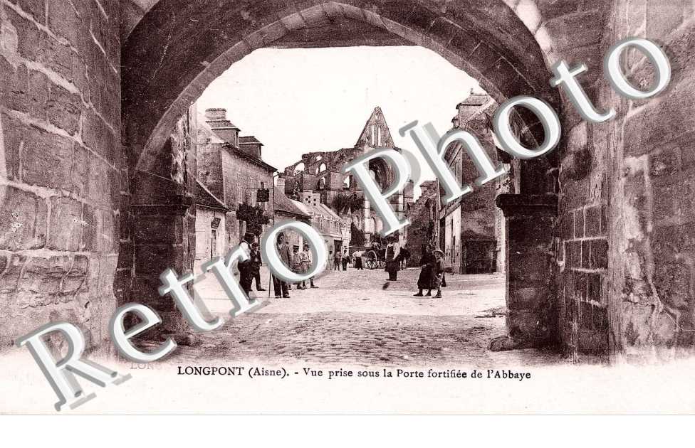 vue prise sous la porte fortifiee de l&#039;abbaye